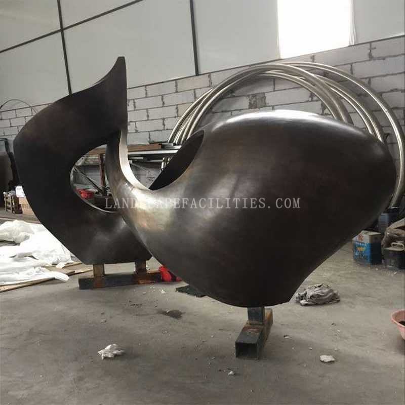 How are stainless steel sculptures used in landscaping projects?(pic1)